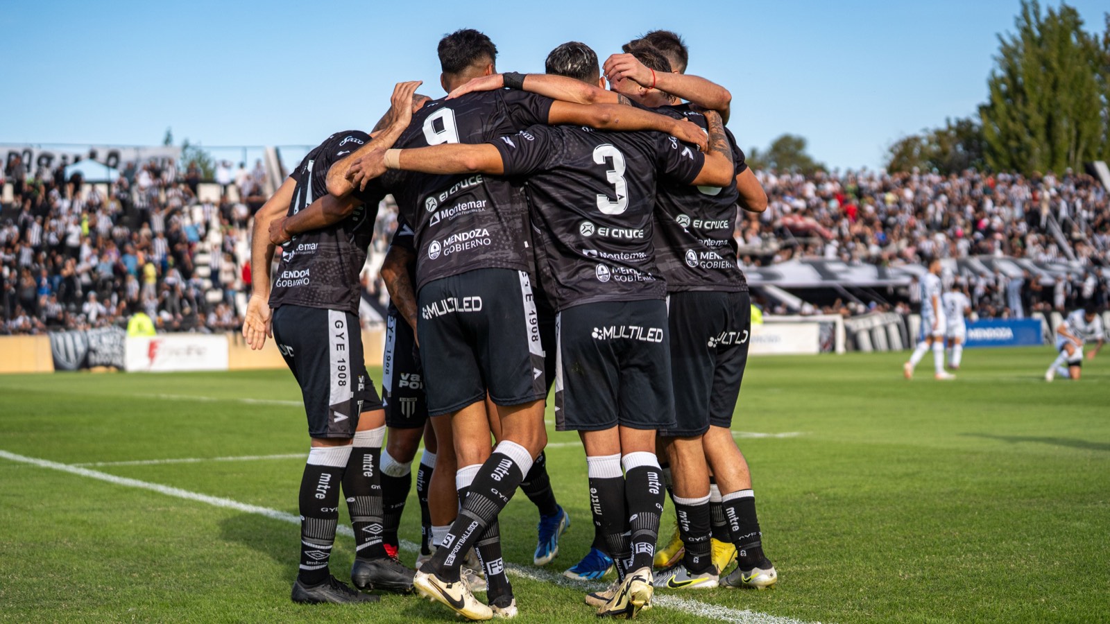 Een team viert samen een doelpunt